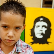 <i class="fa-regular fa-image orange1"></i> Havana Vieja: garoto (Havana, Cuba). / <em>Havana Vieja: boy (Havana, Cuba).</em> Edu Moreira - Cuba