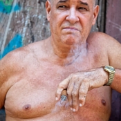 <i class="fa-regular fa-image orange1"></i> Havana Vieja: desocupado (Havana, Cuba). / <em>Havana Vieja: idle man (Havana, Cuba).</em> Edu Moreira - Cuba