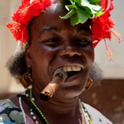 <i class="fa-regular fa-image orange1"></i> Havana Vieja: pronta para uma gorjeta de turista (Havana, Cuba). / <em>Havana Vieja: ready for tourist tip (Havana, Cuba).</em> Edu Moreira - Havana Vieja