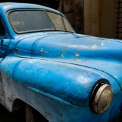 <i class="fa-regular fa-image orange1"></i> Havana Vieja: carro antigo (Havana, Cuba). / <em>Havana Vieja: old car (Havana, Cuba).</em> Edu Moreira - Cuba