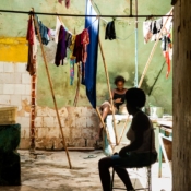 <i class="fa-regular fa-image orange1"></i> Havana Vieja: pardieiro (Havana, Cuba). / <em>Havana Vieja: cow-house (Havana, Cuba).</em> Edu Moreira - Cuba
