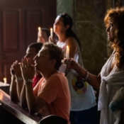 <i class="fa-regular fa-image orange1"></i> Havana Vieja: fiéis rezam na Iglesia del Espiritu Santo (Havana, Cuba). / <em>Havana Vieja: faithful pray in the Iglesia del Espiritu Santo (Havana, Cuba).</em> Edu Moreira - Cuba