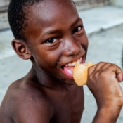 <i class="fa-regular fa-image orange1"></i> Havana Vieja: garoto (Havana, Cuba). / <em>Havana Vieja: boy (Havana, Cuba).</em> Edu Moreira - Cuba