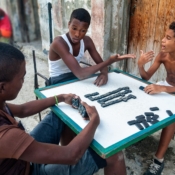 <i class="fa-regular fa-image orange1"></i> Havana Vieja: jogando dominó (Havana, Cuba). / <em>Havana Vieja: playing domino (Havana, Cuba).</em> Edu Moreira - Havana Vieja