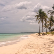 <i class="fa-regular fa-image orange1"></i> Playas del Este: é uma extensa faixa de praias de cerca de 15 km (Havana, Cuba). / <em> Playas del Este: is an extensive stretch of beaches about 15 km (Havana, Cuba).</em> Edu Moreira - Cuba