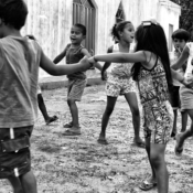 <i class="fa-regular fa-image orange1"></i> Brincando de roda, Água Boa II, Rio Pardo de Minas, MG. / <em>Children playing, Água Boa II, Rio Pardo de Minas, Minas Gerais.</em> Edu Moreira - Geraizeiros