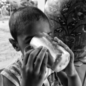 <i class="fa-regular fa-image orange1"></i> Bebendo água, Água Boa II, Rio Pardo de Minas, MG. / <em>Drinking water, Água Boa II village, Rio Pardo de Minas, Minas Gerais.</em> Edu Moreira - Geraizeiros