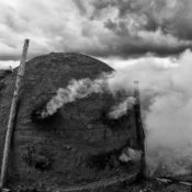 <i class="fa-regular fa-image orange1"></i> Carvoaria, Vargem Grande, Rio Pardo de Minas, MG. / <em>Charcoal ovens, Vargem Grande village, Rio Pardo de Minas, Minas Gerais.</em> Edu Moreira - Geraizeiros