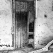<i class="fa-regular fa-image orange1"></i> Casa abandonada, Riacho de Areia, Rio Pardo de Minas, MG. / <em>Ghost house, Riacho de Areia village, Rio Pardo de Minas, Minas Gerais.</em> Edu Moreira - Geraizeiros