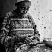 <i class="fa-regular fa-image orange1"></i> Dona Geralda catando feijão, Água Boa II, Rio Pardo de Minas, MG. / <em>Dame Geralda cleaning beans, Água Boa II village, Rio Pardo de Minas, Minas Gerais.</em> Edu Moreira - Geraizeiros