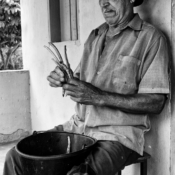 <i class="fa-regular fa-image orange1"></i> Seu Zé debulhando feijão, Riacho de Areia, Rio Pardo de Minas, MG. / <em>Mister Zé thrashing beans, Riacho de Areia village, Rio Pardo de Minas, Minas Gerais.</em> Edu Moreira - Povos Tradicionais do Cerrado