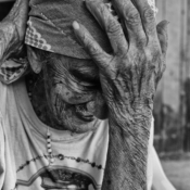 <i class="fa-regular fa-image orange1"></i> Dona Corina (96 anos de idade), Riacho de Areia, Rio Pardo de Minas, MG. / <em>Dame Corina (96 years old), Riacho de Areia village, Rio Pardo de Minas, Minas Gerais.</em> Edu Moreira - Geraizeiros