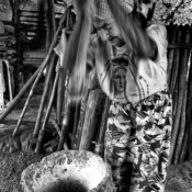 <i class="fa-regular fa-image orange1"></i> Dona Corina (96 anos de idade) pisando o arroz no pilão, Riacho de Areia, Rio Pardo de Minas, MG. / <em>Dame Corina (96 years old) peeling the rice in the pestle, Riacho de Areia village, Rio Pardo de Minas, Minas Gerais.</em> Edu Moreira - Povos Tradicionais do Cerrado