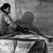 <i class="fa-regular fa-image orange1"></i> Cida fazendo farinha de mandioca, Água Boa II, Rio Pardo de Minas, MG. / <em>Cida making manioc flour, Água Boa II village, Rio Pardo de Minas, Minas Gerais.</em> Edu Moreira - Geraizeiros