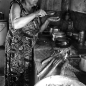 <i class="fa-regular fa-image orange1"></i> Dona Beth fazendo o almoço em fogão a lenha, Riacho de Areia, Rio Pardo de Minas, MG. / <em>Dame Beth making lunch in a wood burning stove, Riacho de Areia village, Rio Pardo de Minas, Minas Gerais.</em> Edu Moreira - Geraizeiros
