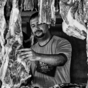 <i class="fa-regular fa-image orange1"></i> Açougueiro, Feira de Rio Pardo, Rio Pardo de Minas, MG. / <em>Bucher, Popular market, Rio Pardo de Minas, Minas Gerais.</em> Edu Moreira - Povos Tradicionais do Cerrado