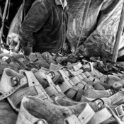 <i class="fa-regular fa-image orange1"></i> Vendedor de alpercatas, Feira de Taiobeiras, Taiobeiras, MG. / <em>Sandal dealer, Popular market, Taiobeiras, Minas Gerais.</em> Edu Moreira - Geraizeiros