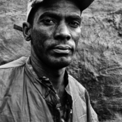 <i class="fa-regular fa-image orange1"></i> Carvoeiro Geovani, Entroncamento, Rio Pardo de Minas, MG. / <em>Geovani, a charcoal oven worker, Entroncamento village, Rio Pardo de Minas, Minas Gerais.</em> Edu Moreira - Povos Tradicionais do Cerrado
