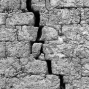 <i class="fa-regular fa-image orange1"></i> Rachadura em parede de adobe, Riacho de Areia, Rio Pardo de Minas, MG. / <em>Adobe brick wall crack, Riacho de Areia village, Rio Pardo de Minas, Minas Gerais.</em> Edu Moreira - Povos Tradicionais do Cerrado