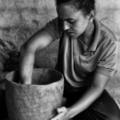 <i class="fa-regular fa-image orange1"></i> Nalva fazendo um filtro de barro, Água Boa II, Rio Pardo de Minas, MG. / <em>Nalva making a clay bowl, Água Boa II village, Rio Pardo de Minas, Minas Gerais.</em> Edu Moreira - Geraizeiros