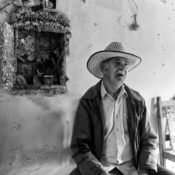 <i class="fa-regular fa-image orange1"></i> Seu Odilon (90 anos de idade) e o oratório, Riacho de Areia, Rio Pardo de Minas, MG. / <em>Mister Odilon (90 years old) and the family chapel, Riacho de Areia village, Rio Pardo de Minas, Minas Gerais.</em> Edu Moreira - Povos Tradicionais do Cerrado