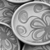 <i class="fa-regular fa-image orange1"></i> Pratos de barro, Feira de Taiobeiras, Taiobeiras, MG. / <em>Clay dishes, Popular market, Taiobeiras, Minas Gerais.</em> Edu Moreira - Geraizeiros