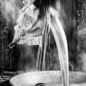 <i class="fa-regular fa-image orange1"></i> Eldi fazendo rapadura, Riacho de Areia, Rio Pardo de Minas, MG. / <em>Eldi making rapadura, a sugar cane sweetner, Riacho de Areia village, Rio Pardo de Minas, Minas Gerais.</em> Edu Moreira - Geraizeiros