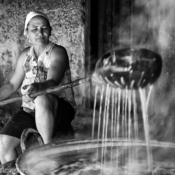 <i class="fa-regular fa-image orange1"></i> Eldi fazendo rapadura, Riacho de Areia, Rio Pardo de Minas, MG. / <em>Eldi making rapadura, a sugar cane sweetner, Riacho de Areia village, Rio Pardo de Minas, Minas Gerais.</em> Edu Moreira - Povos Tradicionais do Cerrado