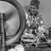 <i class="fa-regular fa-image orange1"></i> Dona Jasmina (103 anos de idade) e sua roca de fiar, Riacho de Areia, Rio Pardo de Minas, MG. / <em>Dame Jasmina (103 years old) and her spinning wheel, Riacho de Areia village, Rio Pardo de Minas, Minas Gerais.</em> Edu Moreira - Geraizeiros
