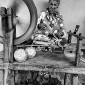 <i class="fa-regular fa-image orange1"></i> Dona Jasmina (103 anos de idade) e sua roca de fiar, Riacho de Areia, Rio Pardo de Minas, MG. / <em>Dame Jasmina (103 years old) and her spinning wheel, Riacho de Areia village, Rio Pardo de Minas, Minas Gerais.</em> Edu Moreira - Geraizeiros