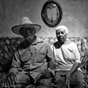 <i class="fa-regular fa-image orange1"></i> Seu Odilon (90 anos de idade) e Dona Judite, Riacho de Areia, Rio Pardo de Minas, MG. / <em>Mister Odilon (90 years old) and Dame Judite, Riacho de Areia village, Rio Pardo de Minas, Minas Gerais.</em> Edu Moreira - Geraizeiros