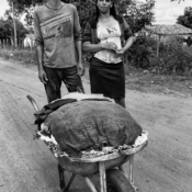 <i class="fa-regular fa-image orange1"></i> Zé e Lúcia voltando do rio, Riacho de Areia, Rio Pardo de Minas, MG. / <em>Ze and Lucia, back from the river, Riacho de Areia village, Rio Pardo de Minas, Minas Gerais.</em> Edu Moreira - Geraizeiros