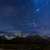 <i class="fa-regular fa-image orange1"></i> Riscos de estrelas no céu a caminho de Laguna de los Tres, lago que fica aos pés do Monte Fitz Roy (Patagônia, El Chaltén, Santa Cruz, Argentina) - 14 minutos de exposição. / <em>Star trails in the sky on the way to Laguna de los Tres, a lake at the foot of Mount Fitz Roy (Patagonia, El Chaltén, Santa Cruz, Argentina) - 14 minutes of exposure.</em> Edu Moreira - Noturnas