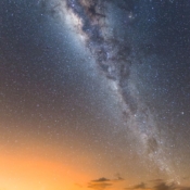 <i class="fa-regular fa-image orange1"></i> Via Láctea vista da cidade de Padre Bernardo 1 (Goiás, Brasil) - 2 minutos de exposição, com montagem equatorial. / <em>Milky Way seen from the city of Padre Bernardo 1 (Goias, Brazil) - 2 minutes of exposure, with equatorial mounting.</em> Edu Moreira - Noturnas
