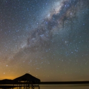 <i class="fa-regular fa-image orange1"></i> Via Láctea vista da cidade de Padre Bernardo 2 (Goiás, Brasil) - 30 segundos de exposição. / <em>Milky Way seen from the city of Padre Bernardo 2 (Goiás, Brazil) - 30 seconds of exposure.</em> Edu Moreira - Noturnas