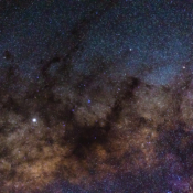 <i class="fa-regular fa-image orange1"></i> Nebulosa do Cachimbo vista da cidade de Padre Bernardo (Goiás, Brasil) - 76 segundos de exposição, com montagem equatorial, distância focal 100mm, ISO 4000, f 4.5. / <em>Pipe Nebula seen from the city of Padre Bernardo (Goiás, Brazil) - 76 seconds of exposure, with equatorial mounting, focal length 100mm, ISO 4000, f 4.5.</em> Edu Moreira - Noturnas