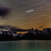 <i class="fa-regular fa-image orange1"></i> Riscos de estrelas no céu do Lago Pehoé no Parque Nacional Torres del Paine (Patagônia, Magallanes, Chile) - 31 minutos de exposição. / <em>Star trails in the Pehoé Lake sky in the Torres del Paine National Park (Patagonia, Magallanes, Chile) - 31 minutes of exposure.</em> Edu Moreira - Noturnas