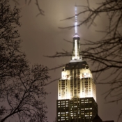<i class="fa-regular fa-image orange1"></i> Empire State Building: arranha-céu localizado no centro de Manhattan, na Quinta Avenida, cidade de Nova Iorque (Nova Iorque, EUA) - 1/4 segundo de exposição. / <em>Empire State Building: skyscraper located in midtown Manhattan, on Fifth Avenue, New York City (New York, USA) - 1/4 second exposure.</em> Edu Moreira - Empire State Building - Nova Iorque, EUA