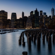 <i class="fa-regular fa-image orange1"></i> Nova Iorque vista do Brooklin (Nova Iorque, EUA) - 13 segundos de exposição. / <em>New York City sky line (New York, USA) - 13 seconds exposure.</em> Edu Moreira - Noturnas