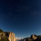 <i class="fa-regular fa-image orange1"></i> Os penhascos de puro granito - El Capitan (à esquerda) e Half Dome (ao fundo) - e a cachoeira Bridalveil Fall (à direita) vistos do miradouro Tunnel View no Parque Nacional Yosemite (California, EUA) - 13 segundos de exposição. / <em>The cliffs of pure granite - El Capitan (left) and Half Dome (in the background) - and the Bridalveil Fall waterfall (right) seen from the Tunnel View in Yosemite National Park (California, USA) - 13 seconds of exposure.</em> Edu Moreira - Noturnas