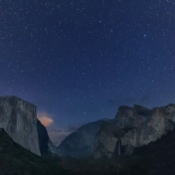 <i class="fa-regular fa-image orange1"></i> El Capitan (à esquerda), Half Dome (ao fundo) e Bridalveil Fall (à direita) vistos do Tunnel View (California, EUA) - 20 segundos de exposição. / <em>El Capitan (left), Half Dome (in the background) and Bridalveil Fall (right) seen from the Tunnel View (California, USA) - 20 seconds of exposure.</em> Edu Moreira - Noturnas