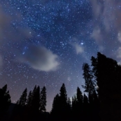 <i class="fa-regular fa-image orange1"></i> O céu visto do Vale Yosemite no Parque Nacional Yosemite (California, EUA) - 30 segundos de exposição. / <em>The sky seen from Yosemite Valley in Yosemite National Park (California, USA) - 30 seconds of exposure.</em> Edu Moreira - Noturnas