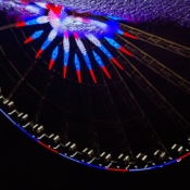 <i class="fa-regular fa-image orange1"></i> Roda Gigante (Paris, França) - Montagem de 2 fotos com 0,3 segundos de exposição cada. / La Grande Roue (Paris, France) - Merge of 2 photos with 0.3 seconds exposure each.</em> Edu Moreira - Noturnas
