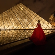 <i class="fa-regular fa-image orange1"></i> Noiva no Louvre (Paris, França) - 3,2 segundos de exposição. / Bride at Louvre (Paris, France) - 3,2 seconds of exposure.</em> Edu Moreira - Noturnas