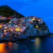 <i class="fa-regular fa-image orange1"></i> Manarola é uma das localidades da famosa Cinque Terre (La Spezia, Itália) - 20 segundos de exposição. / <em>Manarola is one of the locations of the famous Cinque Terre (La Spezia, Italy) - 20 seconds of exposure.</em> Edu Moreira - Noturnas