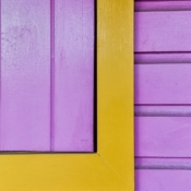 <i class="fa-regular fa-image orange1"></i> Detalhe de janela (Nassau, Bahamas). / <em>Window detail (Nassau, Bahamas).</em> Edu Moreira - Portas e Janelas - Bahamas, Nassau