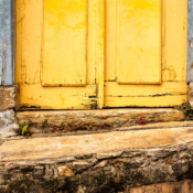 <i class="fa-regular fa-image orange1"></i> Detalhe de porta (Ouro Preto, Minas Gerais, Brasil). / <em>Door detail (Ouro Preto, Minas Gerais, Brazil).</em> Edu Moreira - Brasil, MG, Ouro Preto