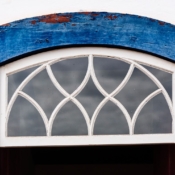 <i class="fa-regular fa-image orange1"></i> Detalhe de janela (Tiradentes, Minas Gerais, Brasil). / <em>Window detail (Tiradentes, Minas Gerais, Brazil).</em> Edu Moreira - Brasil, MG, Tiradentes