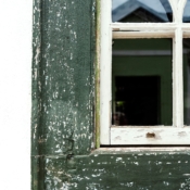 <i class="fa-regular fa-image orange1"></i> Detalhe de janela (Tiradentes, Minas Gerais, Brasil). / <em>Window detail (Tiradentes, Minas Gerais, Brazil).</em> Edu Moreira - Portas e Janelas - Brasil, MG, Tiradentes