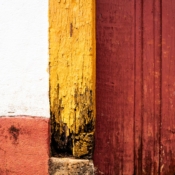 <i class="fa-regular fa-image orange1"></i> Detalhe de porta (Tiradentes, Minas Gerais, Brasil). / <em>Door detail (Tiradentes, Minas Gerais, Brazil).</em> Edu Moreira - Brasil, MG, Tiradentes
